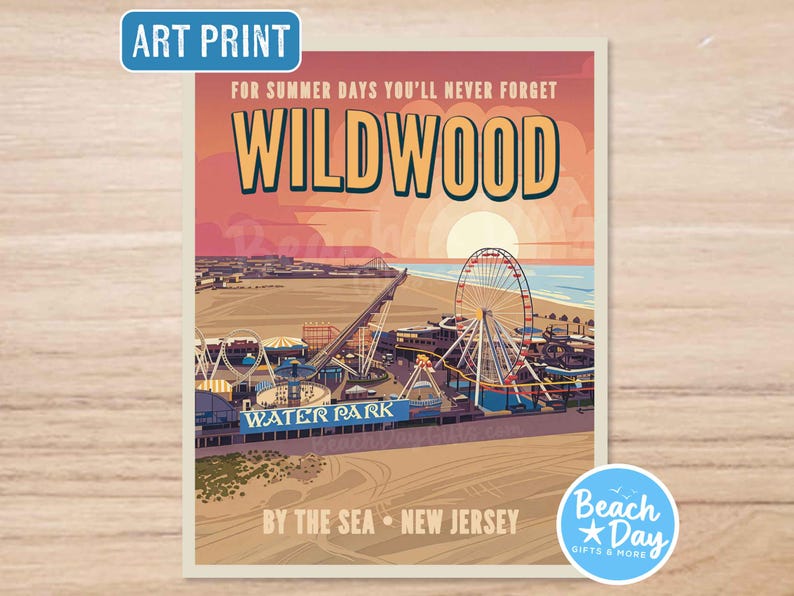 Pu&ograve; includere: Stampa artistica con un'illustrazione in stile vintage di Wildwood, New Jersey, con una ruota panoramica, un parco acquatico e una scena sulla spiaggia. Il testo recita "Wildwood" e "By the Sea - New Jersey". La stampa ha un'estetica da poster di viaggio retr&ograve;.