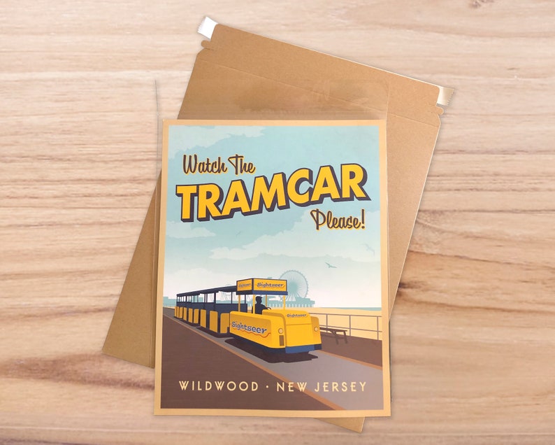 Op de afbeelding: Een ansichtkaart in vintage stijl met een gele tram en de tekst "Watch the Tramcar Please!" en "Wildwood, New Jersey".