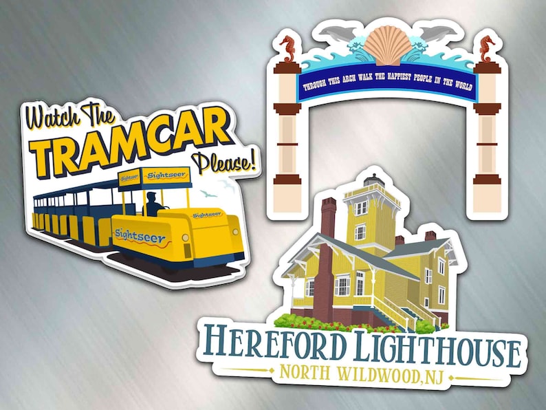 Może przedstawiać: Trzy kolorowe naklejki przedstawiające ż&oacute;łty tramwaj z tekstem "Watch the Tramcar Please!" ż&oacute;łtą latarnię morską z tekstem "Hereford Lighthouse - North Wildwood, NJ" oraz niebiesko-biały łuk z tekstem "Through this arch walk the happiest people in the world."