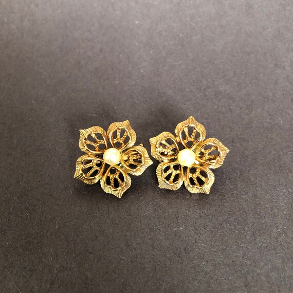 1950s Vintage Gold and Pearl Flower Earrings - image 2