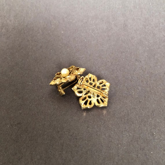 1950s Vintage Gold and Pearl Flower Earrings - image 3