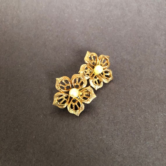 1950s Vintage Gold and Pearl Flower Earrings - image 1