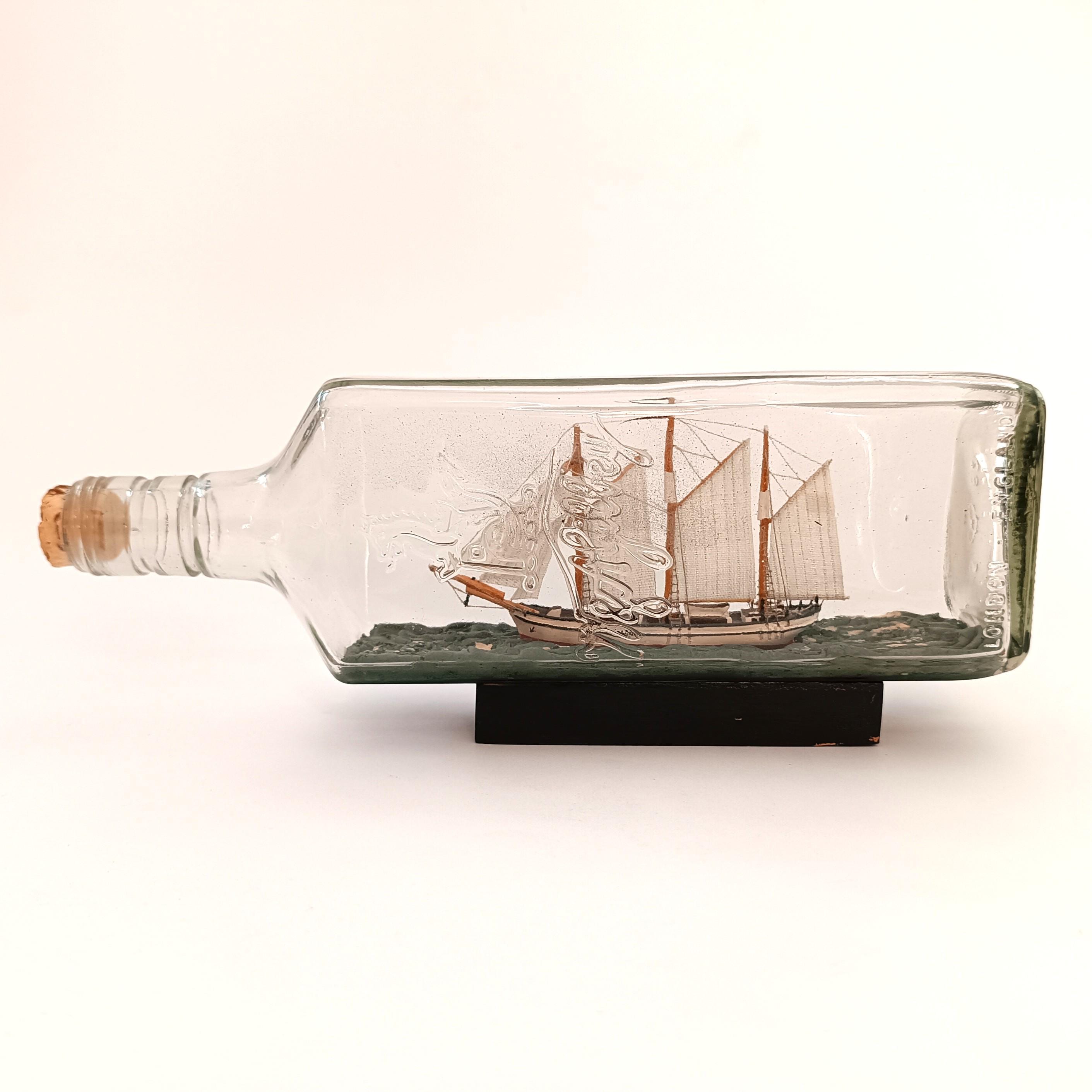 Maquette de bateau Banque d'images détourées - Alamy