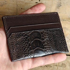 Tarjetero delgado de avestruz. Cartera minimalista para hombre/mujer. Cartera marrón de cinco bolsillos. Tarjetero de lujo de piel color chocolate.