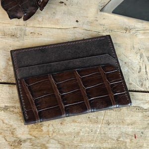 Tarjetero delgado de piel de cocodrilo. Cartera minimalista para hombre/mujer. Cartera marrón de cinco bolsillos. Tarjetero de lujo de piel color chocolate.