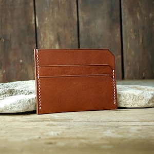 Portafoglio porta carte sottile Buttero. Portafoglio minimalista da uomo/donna. Portafoglio marrone a cinque tasche. Porta carte artigianale in pelle color cioccolato.