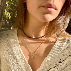 Gargantilla de piedras preciosas con cuentas de oro y ónix negro natural con cuentas, collar de cuentas de cristal de ónix negro y relleno de oro de 14k, joyería boho ajustable