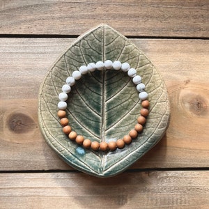 Howlite Gemstone and Sandalwood Beaded Stretch Bracelet, White Crystal Jewelry, Wood Bracelet, Energy Healing, Chakra, Yoga Gift