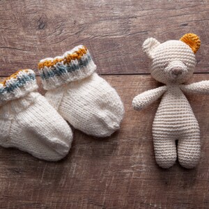 Zestaw dla niemowlaka: miś-przytulanka, sweter niemowlęcy z kapturem, skarpetki ręcznie dziane z wełny merynosa rozmiar 50/56 0-3 months. zdjęcie 5