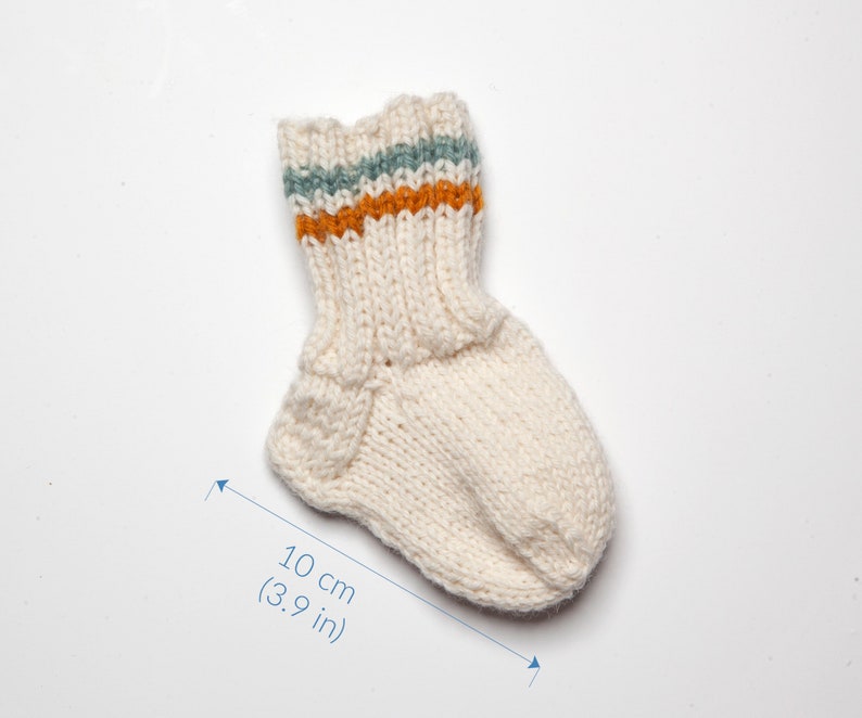 Zestaw dla niemowlaka: miś-przytulanka, sweter niemowlęcy z kapturem, skarpetki ręcznie dziane z wełny merynosa rozmiar 50/56 0-3 months. zdjęcie 9