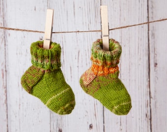 Bunte handgestrickte Kindersocken Größe 10 cm