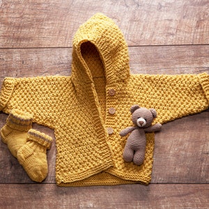 Baby-Set: Pullover mit Kapuze, handgestrickte Socken aus Merinowolle und kuscheliger Hase, Größe 60/68 (1-6 Monate).