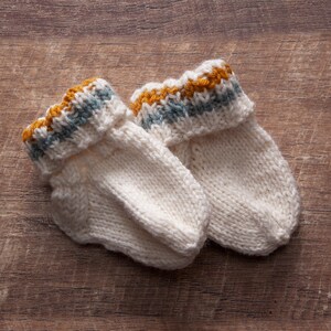 Zestaw dla niemowlaka: miś-przytulanka, sweter niemowlęcy z kapturem, skarpetki ręcznie dziane z wełny merynosa rozmiar 50/56 0-3 months. zdjęcie 3