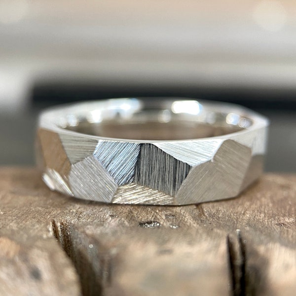 Facettierter Argentium-Silberring – 6 mm raues strukturiertes Band – 935 – Herren- oder Damengrößen – industrieller geometrischer Minimalist – handgefertigt in Großbritannien