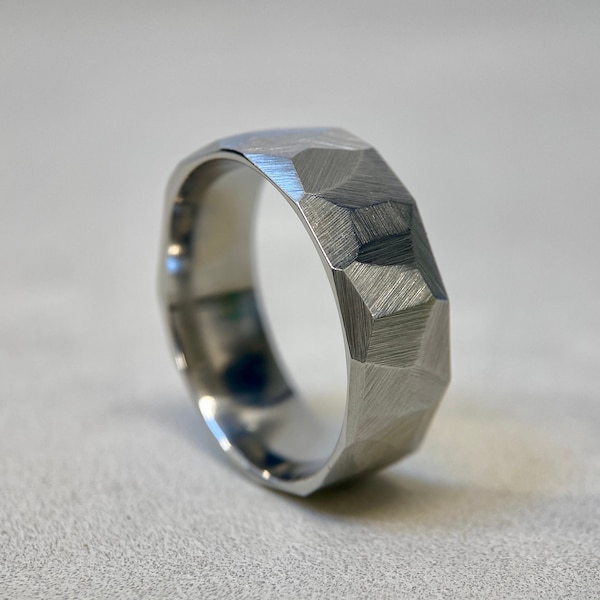 Facettierter Edelstahlring 8mm - Geometrisch, minimalistisch, Edelstahlring - Herren- oder Damengrößen - Handgemacht in Großbritannien