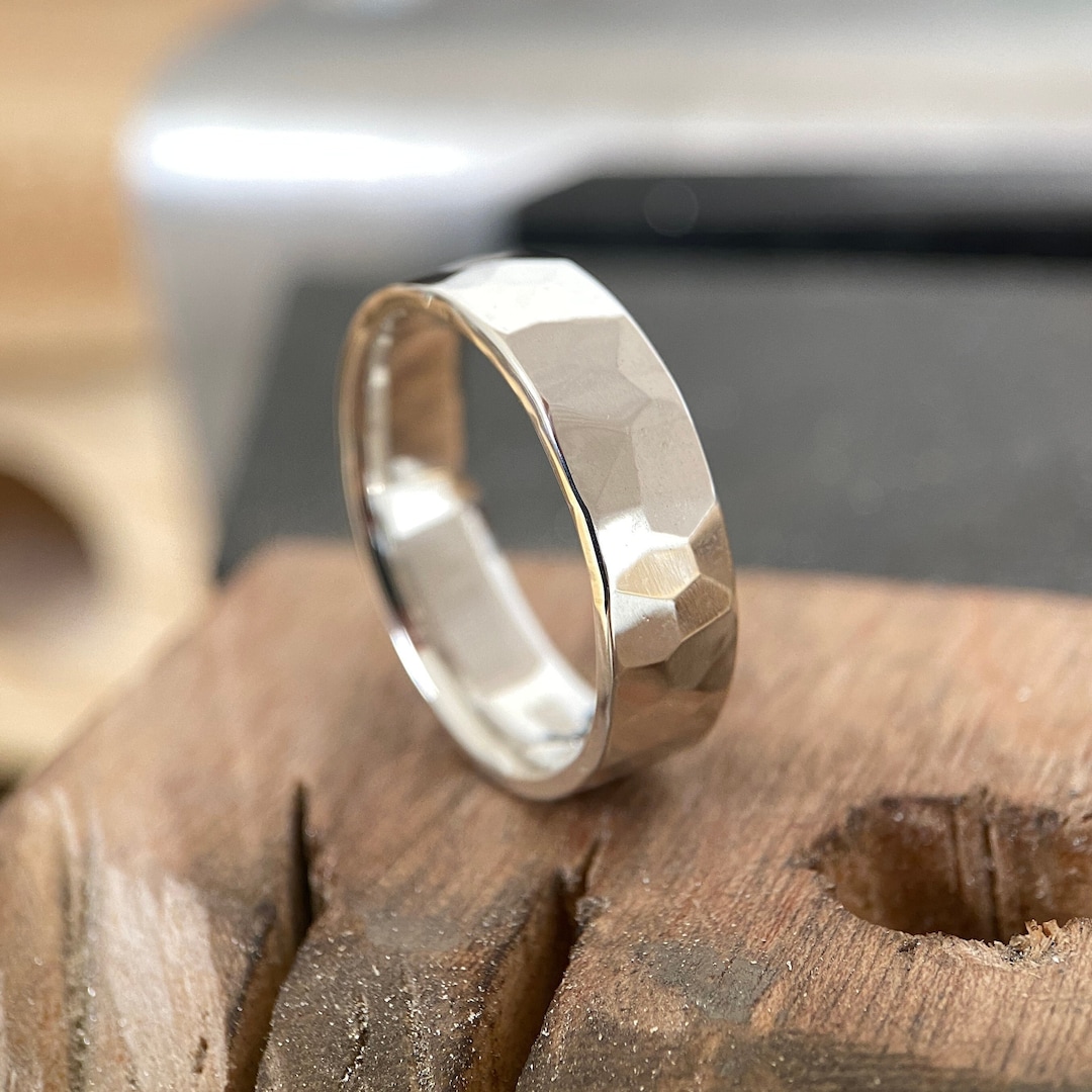 Anillo Alianza Plata 11EW0530 Con Acabado Martillado