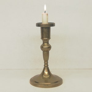 Vintage koperen kaars houder jaren 1950 - Massief messing kandelaar houder - Enkele stand voor kaarsen - Ceremoniële pilaar voor kaarsen - Messing decor