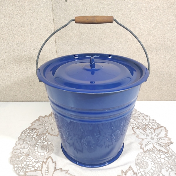 Vintage enamel bucket capacity 12 litres* Trash can with original lid* House water barrel* Metal pail with wooden grip* Farmhouse container