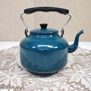 Théière en émail vieilli - bouilloire émaillée rouillée avec couvercle - émaillé vintage des années 70 - décoration de cuisine rustique - ferme - accessoires de photographie