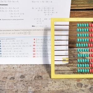 Ábaco vintage de plástico amarillo: calculadora infantil de los años 80