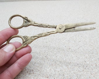 Vintage brass small scissors - Ornate scissors with natural patina - Floral handles grape - Effect decor - Shears collection - Designer gift