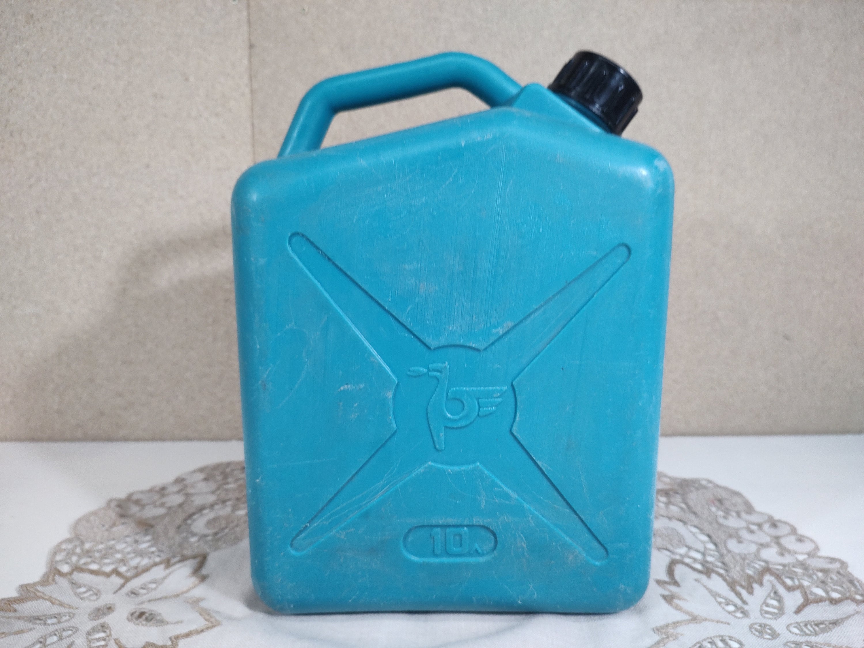 Jerrican bulgare vintage à essence : réservoir de carburant en plastique bleu (10 litres)