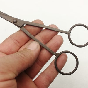 Vintage sewing scissors 1940s - Rare rusty scissors - Metal small cutting tool - Embroidery scissors - Scissors for needlework - Crafts tool