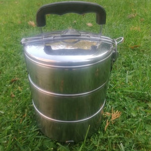 Vintage roestvrijstalen lunchbox: voedseldrager met drie niveaus