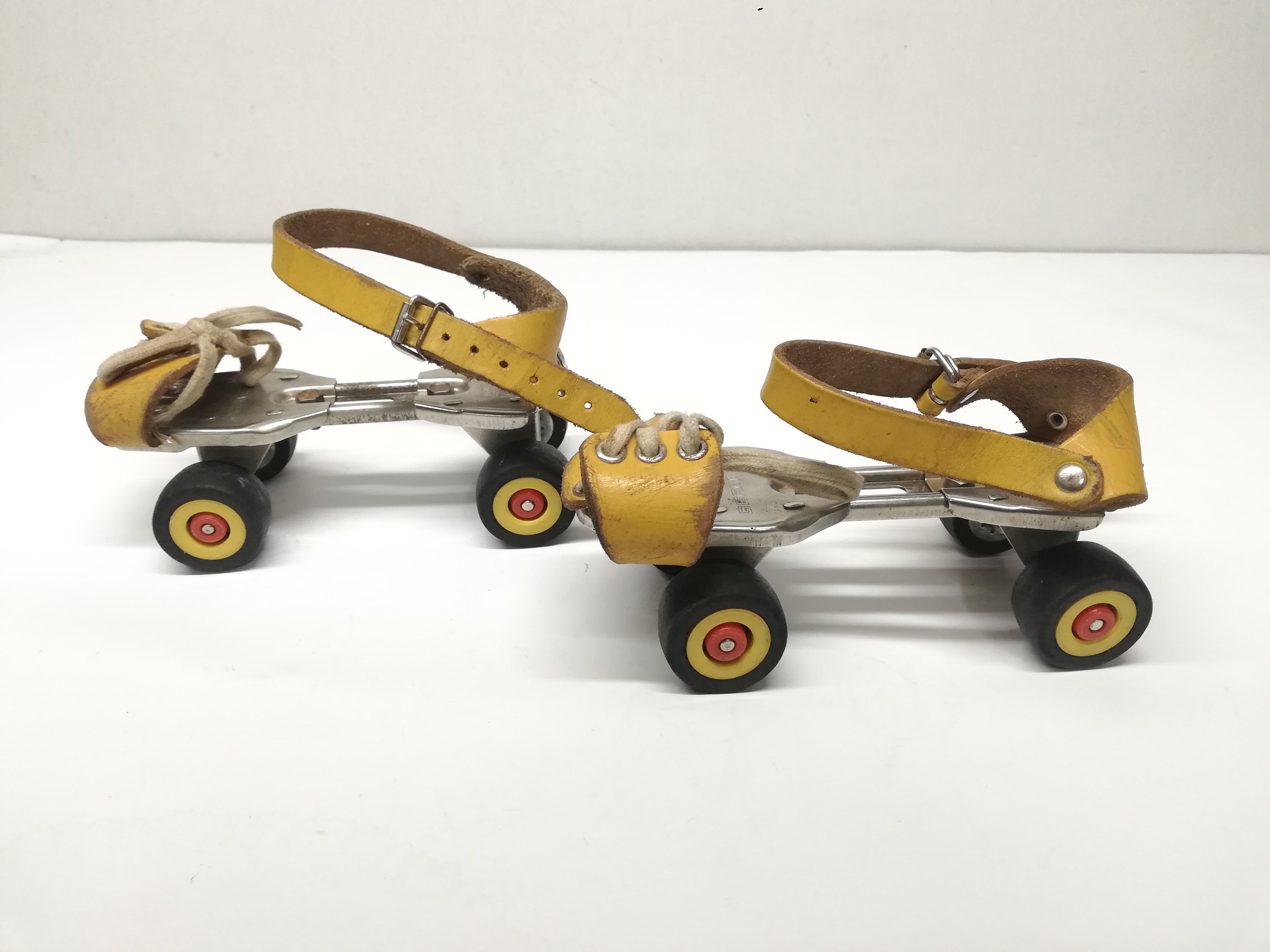 Patins à roulettes GERMINA Chaussures de sport pour enfants en métal Patin  à roulettes de taille réglable Sangles en cuir jaune Patins à roulettes sur  roues années 80 -  France