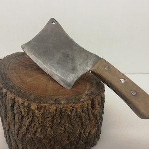 Kitchen knife meat cleaver - Vintage meat chopper - Butcher knife solid steel - Wooden handle - Patina - Massive old hatchet - Cutting tool