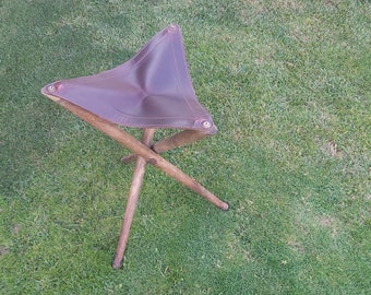 Taburete trípode de cuero vintage: asiento portátil para campamento o safari