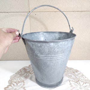 Vintage Eimer Eimer verzinkt: Rustikaler Metalleimer