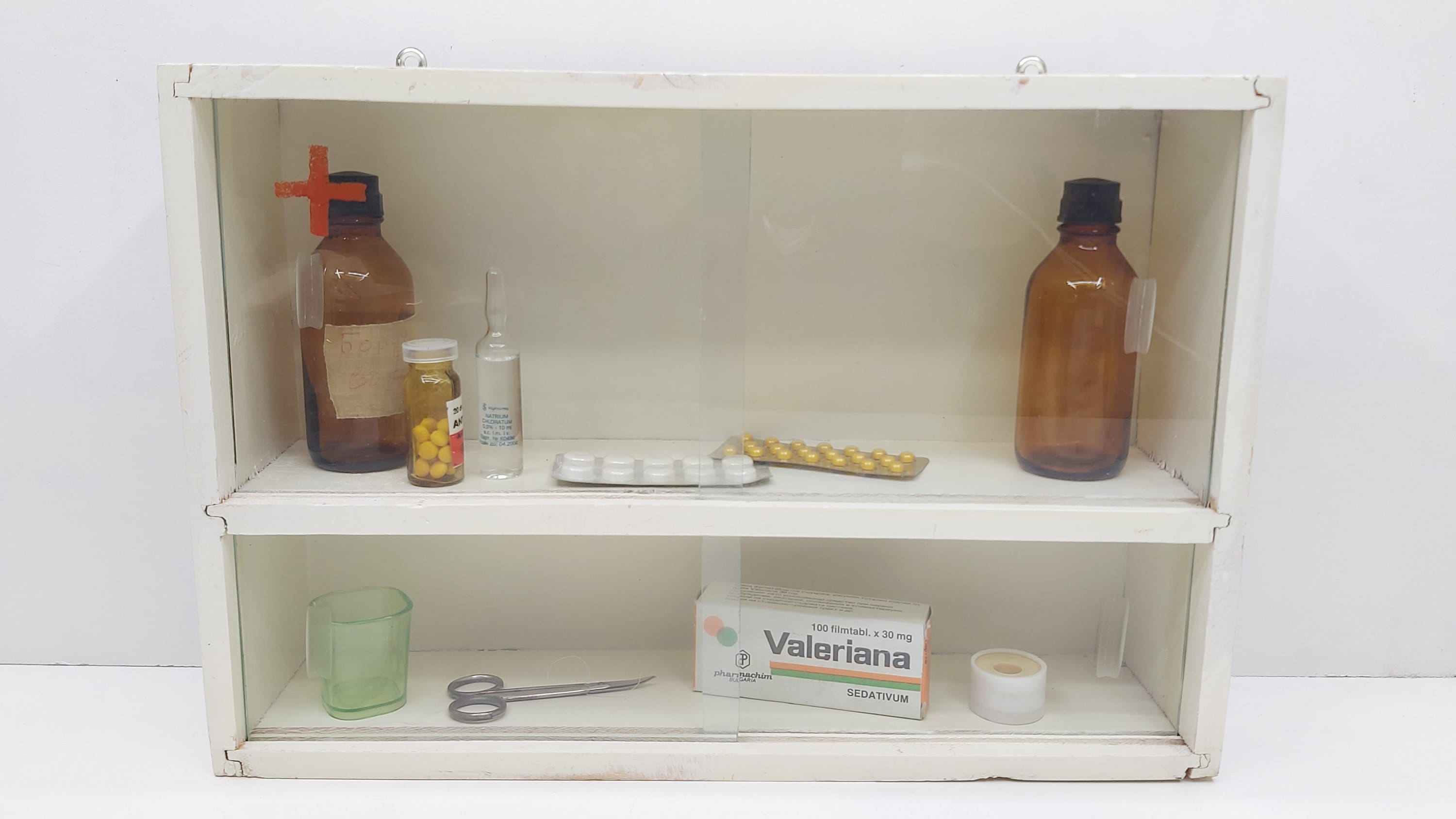 Vintage Medizinschrank aus Holz: Apothekerschrank im Shabby Chic Style