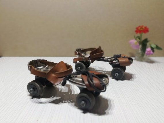 Roller skates - Vintage childish roller skates - S