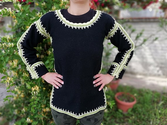 Handmade garment - Black woolen garment with yarn