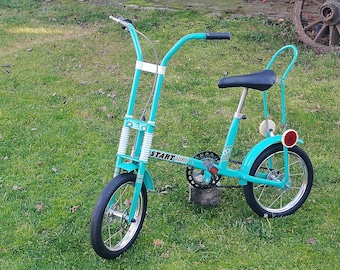 Vintage Kinderfahrrad - Retro Kinderfahrrad - Metallrad mit Pedalen - Grünes Fahrrad - Fahrrad-Radfahrer - Sportspielzeug - Outdoor-Spiele