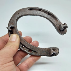 Horseshoe good luck symbol - Vintage rusty iron horseshoe - Rustic blacksmith horseshoe - Luck wall hanging - Front door decor - House gift