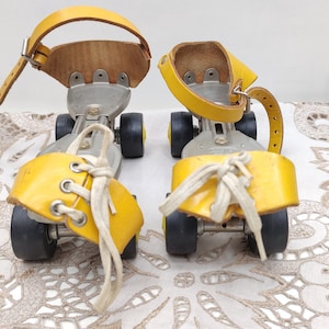 Vintage roller skates - Adjustable metal skates - Yellow leather straps - Extensible four wheel sport skates - Sidewalk skates - Made in GDR