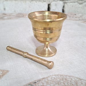 Vintage mässingsmortel och mortelstöt, minikittel, altardekor
