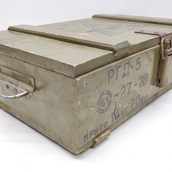 Coffre militaire vintage en bois des années 70 - Caisse de munitions verte - Casier à pieds en bois - Table basse pour la maison - Boîte de rangement - Coffre en bois rétro - Accessoire de film