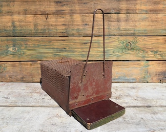 Vintage handgemaakte muizenval: primitief metaal- en houtdecor