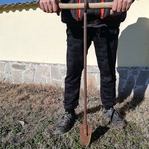 Taladro de hierro antiguo: taladro manual primitivo de la década de 1900, decoración de granja