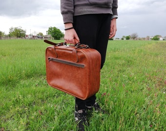 Vintage bruine leren koffer: retro reiskoffer uit de jaren 70