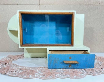 Vintage houten medicijnkastje: retro kruidenkast voor apothekers