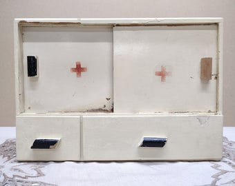 Vintage houten medicijnkastje: shabby chic apothekerswandkast