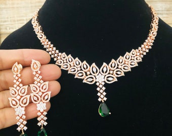 Ensemble de colliers en or rose et zircone cubique : bijoux de mariée rubis vert émeraude