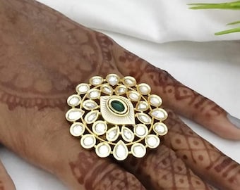 Anillo Kundan de esmeralda: estilo Jadau indio, acabado en oro de 22 quilates.