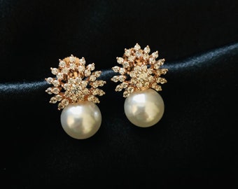 Pendientes de perlas y circonitas cúbicas en oro rosa, joyería para bodas indias.