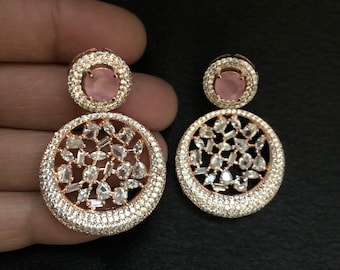 Pendientes llamativos hechos a mano en oro rosa con circonitas cúbicas - Joyería nupcial india