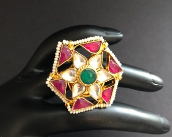 Anillo Kundan Jadau: Esmeralda, rubí y Meenakari, joyería india.